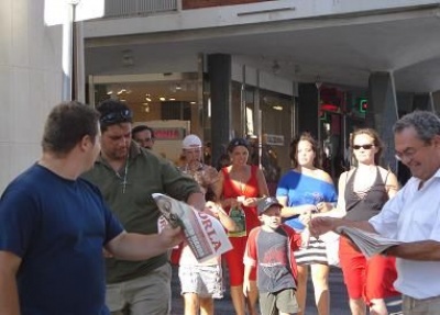 Momento da distribuição do jornal na Pontinha, em Faro Momento da distribuição do jornal na Pontinha, em Faro